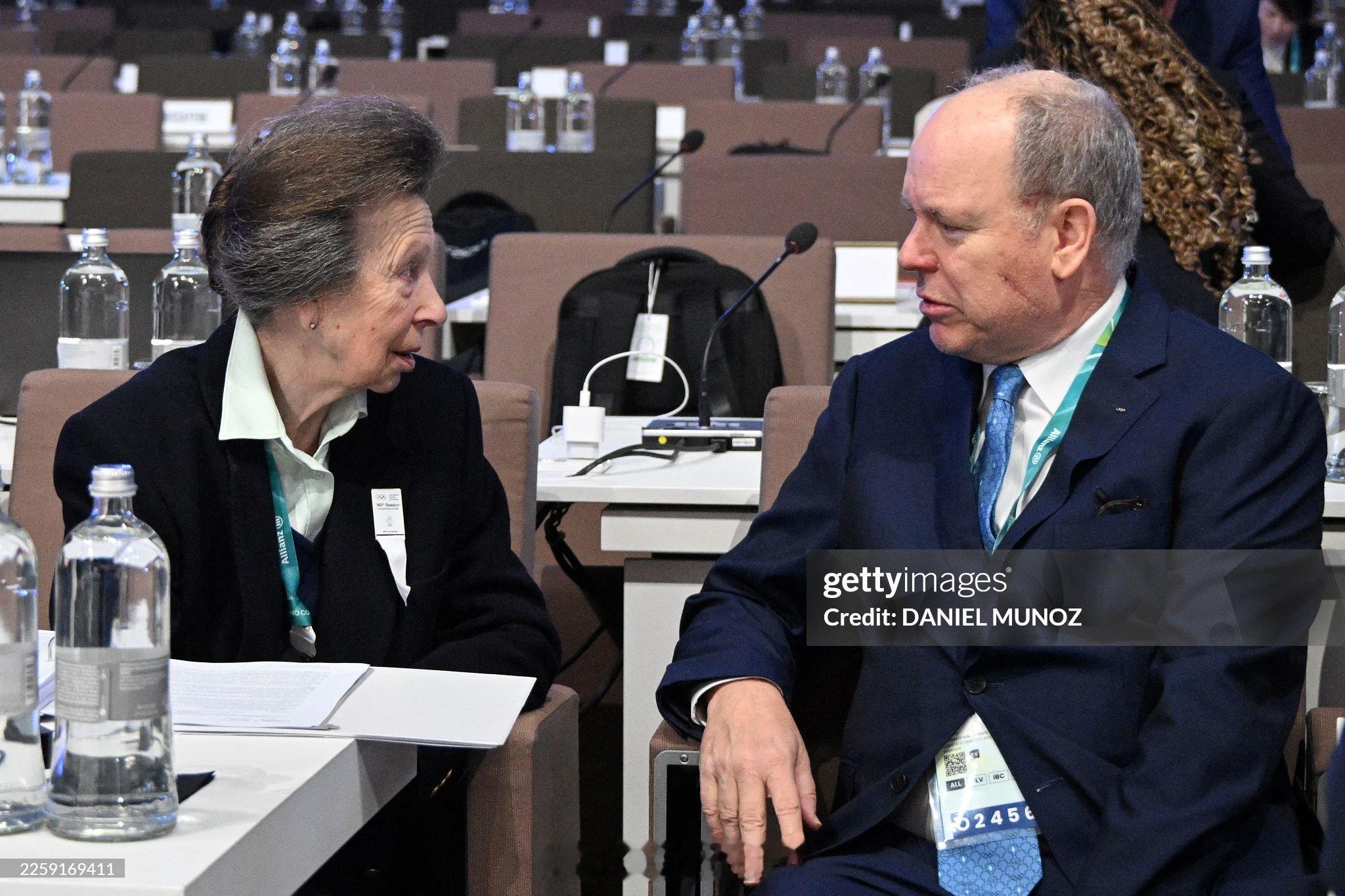 英国王室  为迎接即将到来的意大利冬奥会，今天安妮长公主作为国际奥委会成员和国际