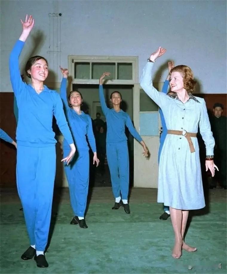 【老照片背后的故事185】
1975年12月3日，随同美国总统杰拉尔德·福特访华