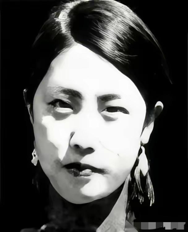 三枪，干掉门口三个哨兵。

一脚踹开门，冲进去。
这就是赵伊兰，为杨靖宇将军报仇