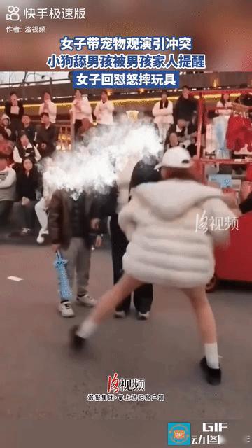 “谁娶到这女的谁倒霉！”一女子带自己的狗狗去景区里观看表演，狗老是舔旁边的小男孩