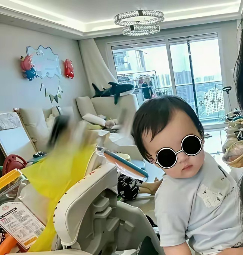 向佐每次发自拍，家里都挺乱的。。。这是为啥？ 不太理解有钱人的想法 