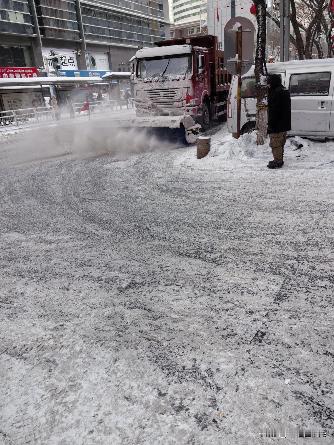 清雪，这就是实力！
刚正在工作，听到一阵阵的重型机械的轰鸣声，抬头一看，原来是马