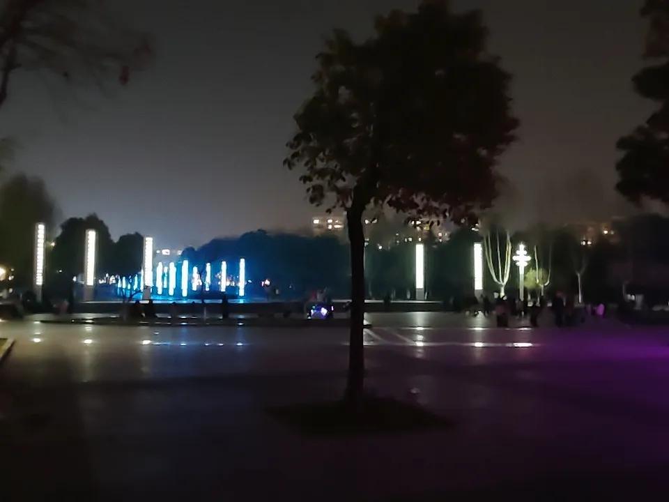 晚上的公园，好热闹！今天是学校放春假的第一天，比以往的时候多了好多小朋友！现在注