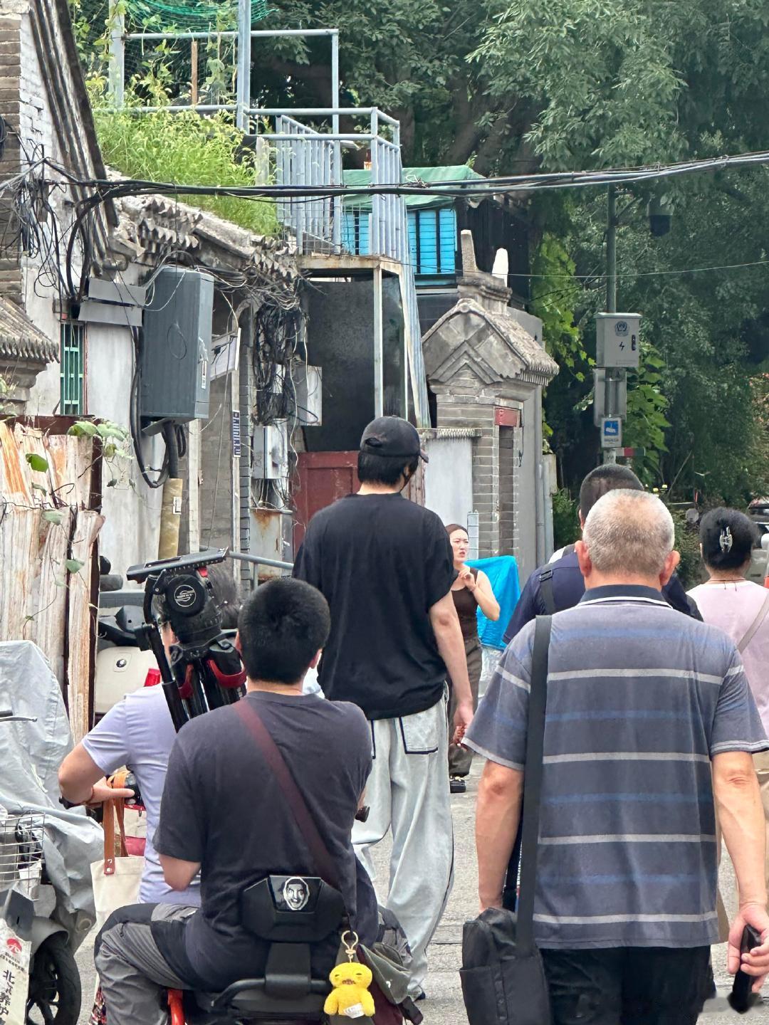 偶遇刘宇宁南锣鼓巷逛街网友在南锣鼓巷偶遇刘宇宁，人群里一眼就能看出来的。刘宇宁南