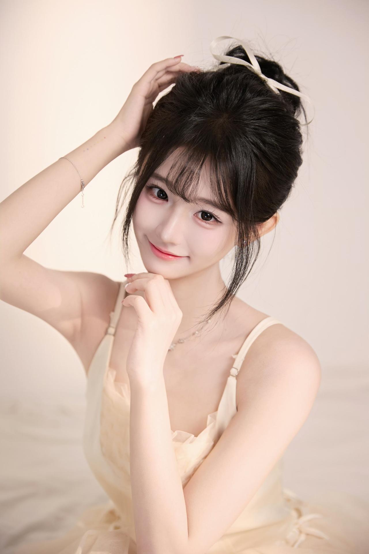 化身芭蕾少女，裙摆轻扬，把所有的浪漫与温柔，都藏进这浅杏色的梦境里。