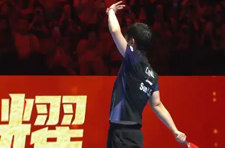 女乒第一人！孙颖莎4-1战胜王曼昱，达成世界杯单打三连冠，孙颖莎夺冠后比出“3”