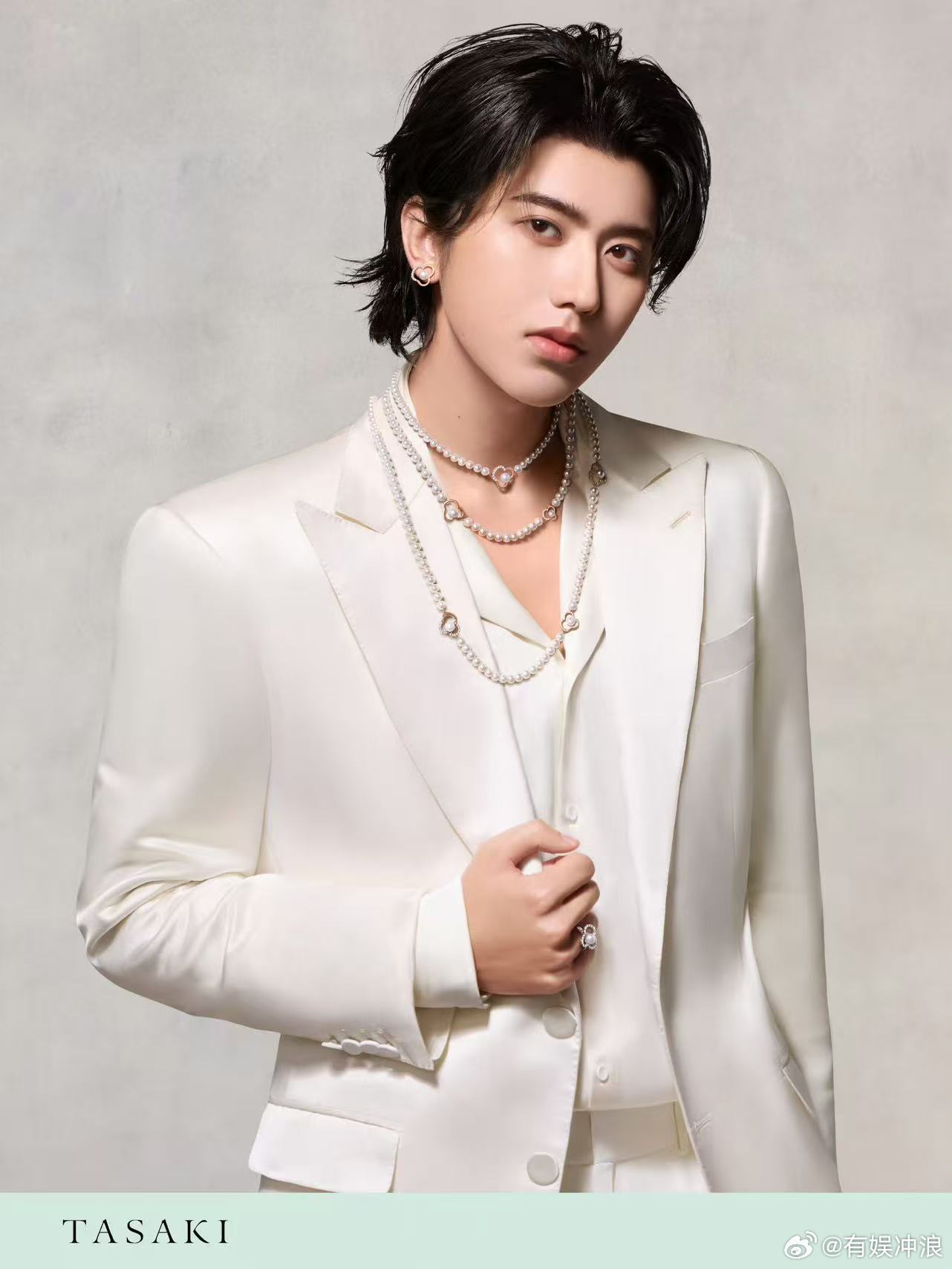 蔡徐坤珍珠叠戴蔡徐坤珍钻交辉蔡徐坤珍珠叠戴，珍钻交辉，