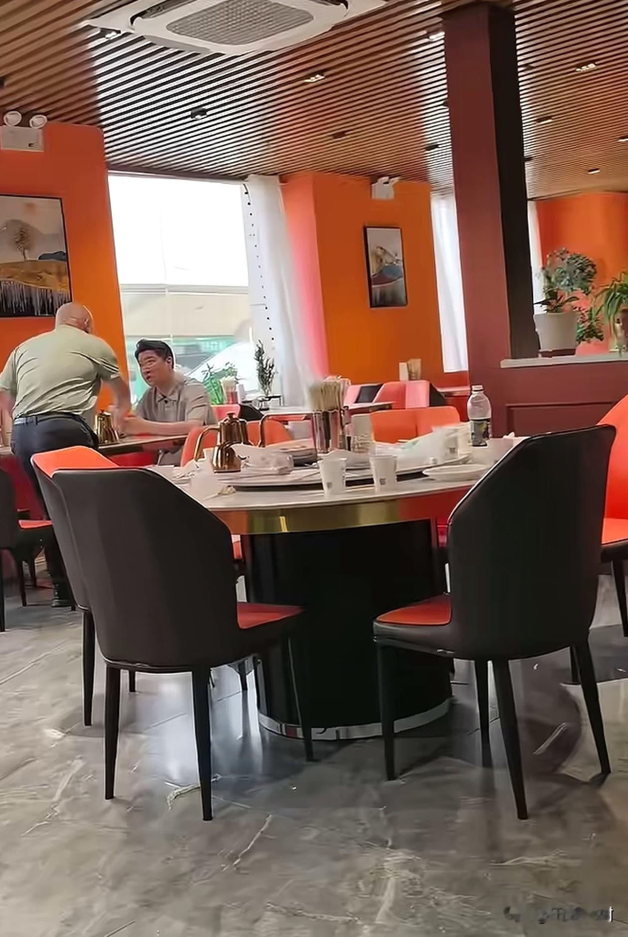 曹云金，懵了。

他在外面吃饭时，一个光头突然挡了一下他的手机，然后坐在了他的对