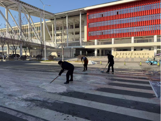 [一线传真]高新区城管大队：以雪为令护学途城管攻坚保平安