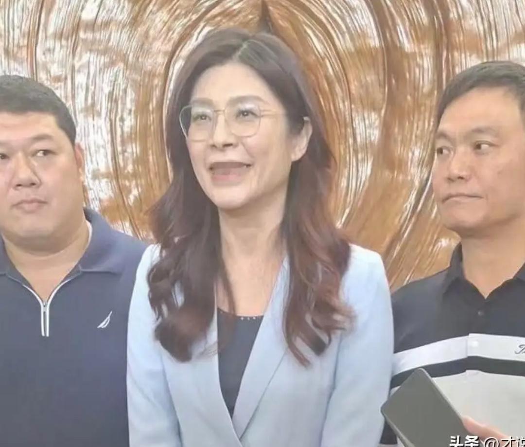 国民党新主席郑丽文上任在即，前任朱立伦却带着221位党员干部集体辞职，绿营立马跳