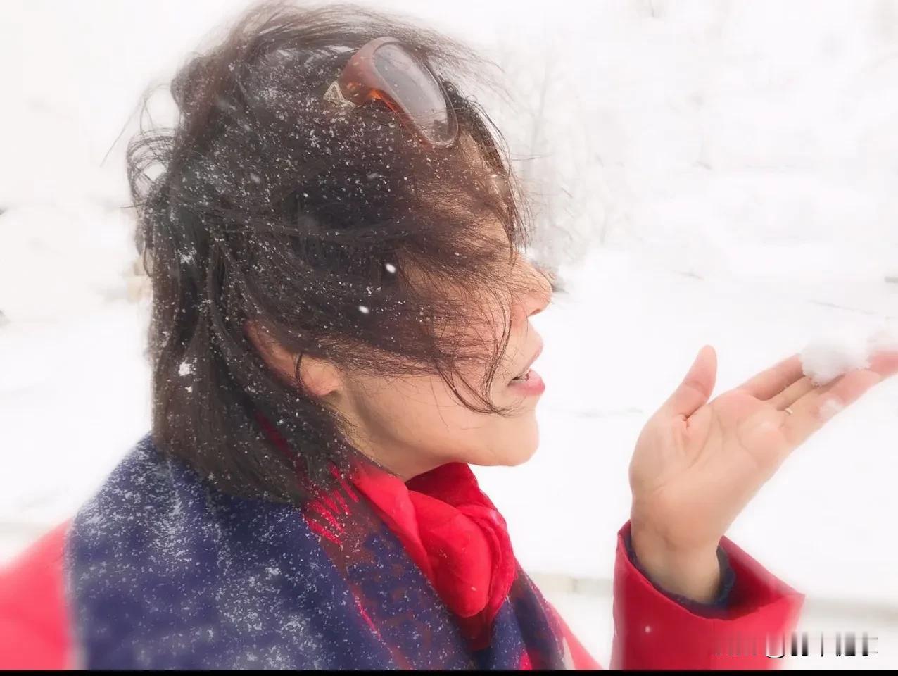 雪落初春日，
风携冷意轻。
琼花铺小径，
素履踏银声。
枝上寒鸦静，
溪边瘦影行