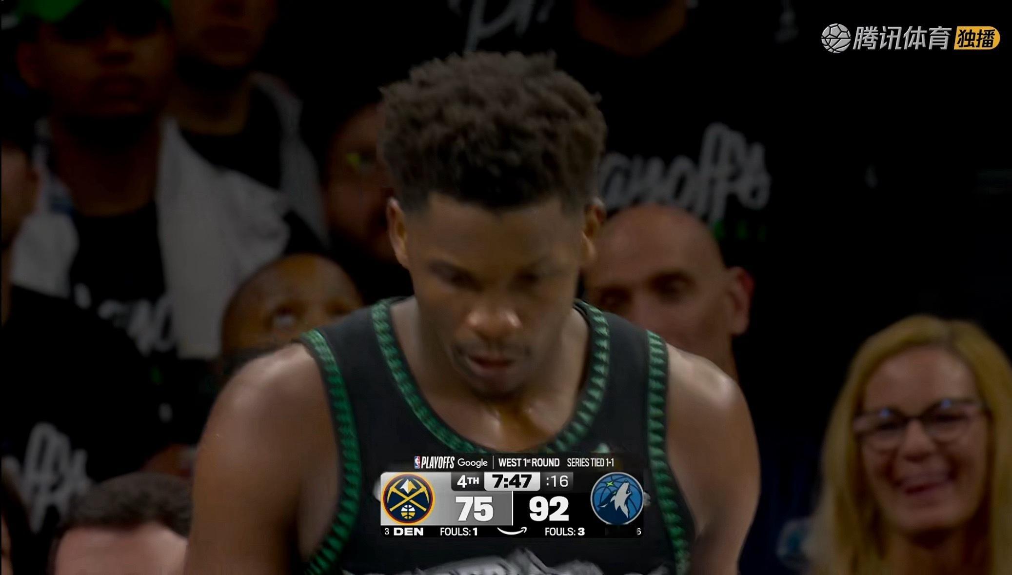 爱德华兹第五犯，再次走回更衣室。掘金vs森林狼