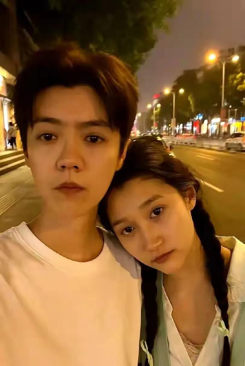 鹿晗和关晓彤双双素颜，两个亿万富翁谈对象竟然这么低调？鹿晗身价几十亿人民币，关晓