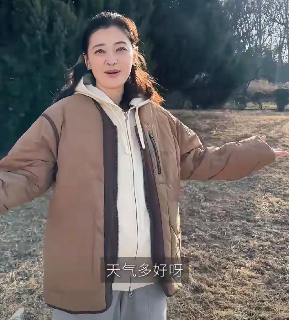 梅婷一家河北自驾游，座驾意外暴露真实人品
 
     梅婷一家低调现身河北自驾