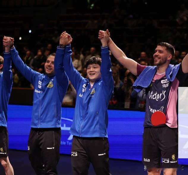 樊振东与队友手拉手，这一幕太有氛围感了[呲牙]
瞧，樊振东与队友站成一条龙，手拉