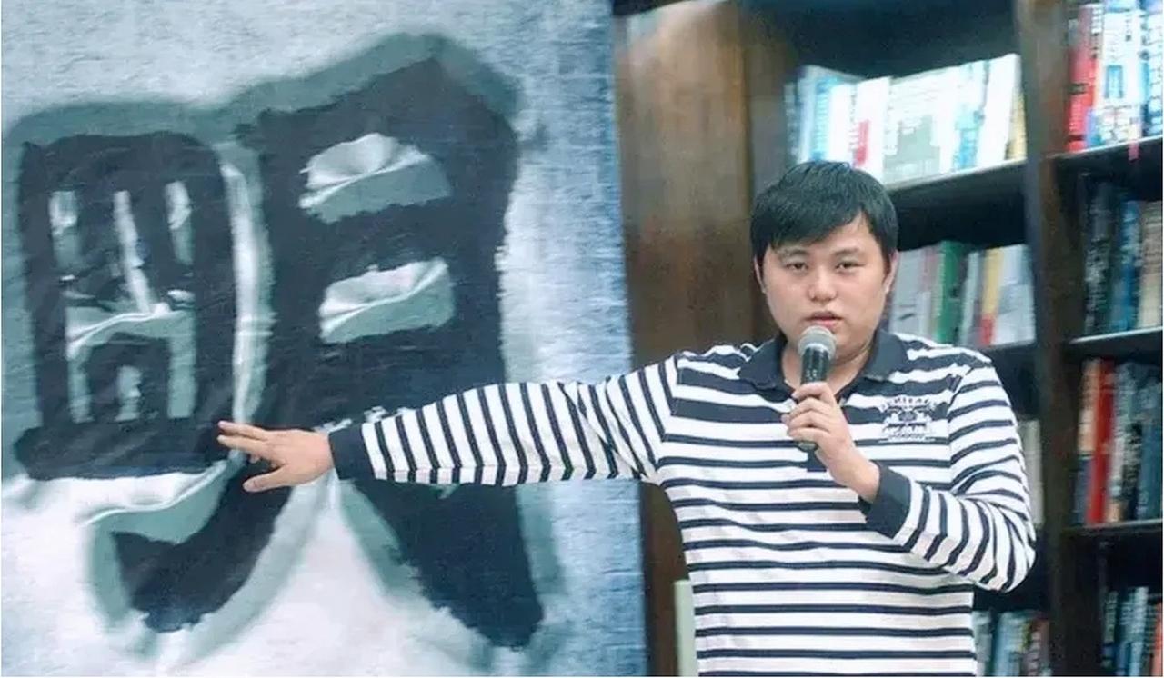 [熊猫]2006年，广东顺德海关的一名普通公务员晚上回到家，悄悄对妻子说：“老婆