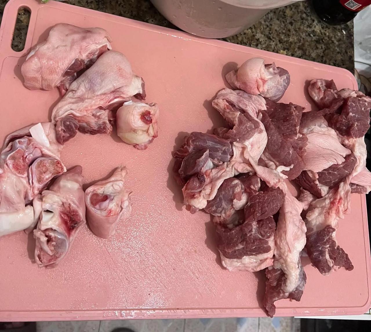 菜市场卖肉的都是资本家
早上去买一根猪脚，估计在低头付钱的时候被换了
大家买肉一