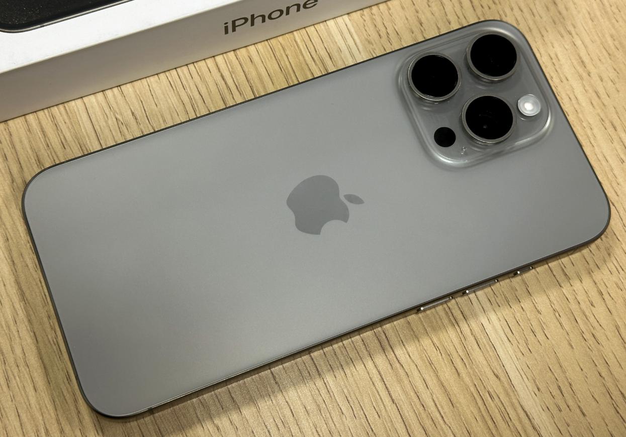 国产手机卷影像，把苹果都卷得受不了了，特别是长焦这块，今年iPhone 15 P