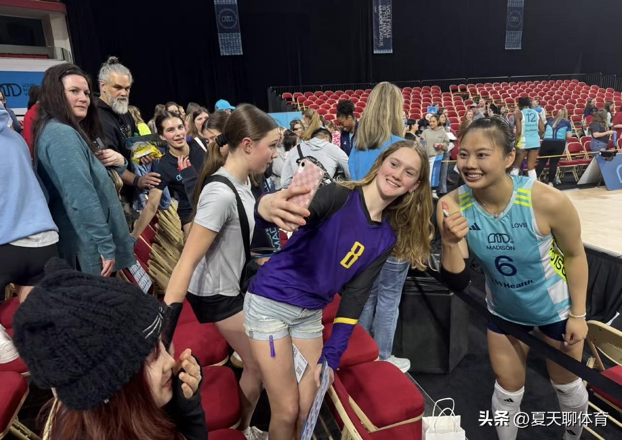 龚翔宇在国外也是收获了一大批粉丝！每场比赛后，龚翔宇都在认真宠粉，签名，合照……