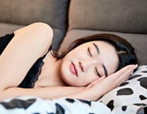 年纪越大，越要控制睡觉？医生建议：65岁后，睡觉保持这3个习惯