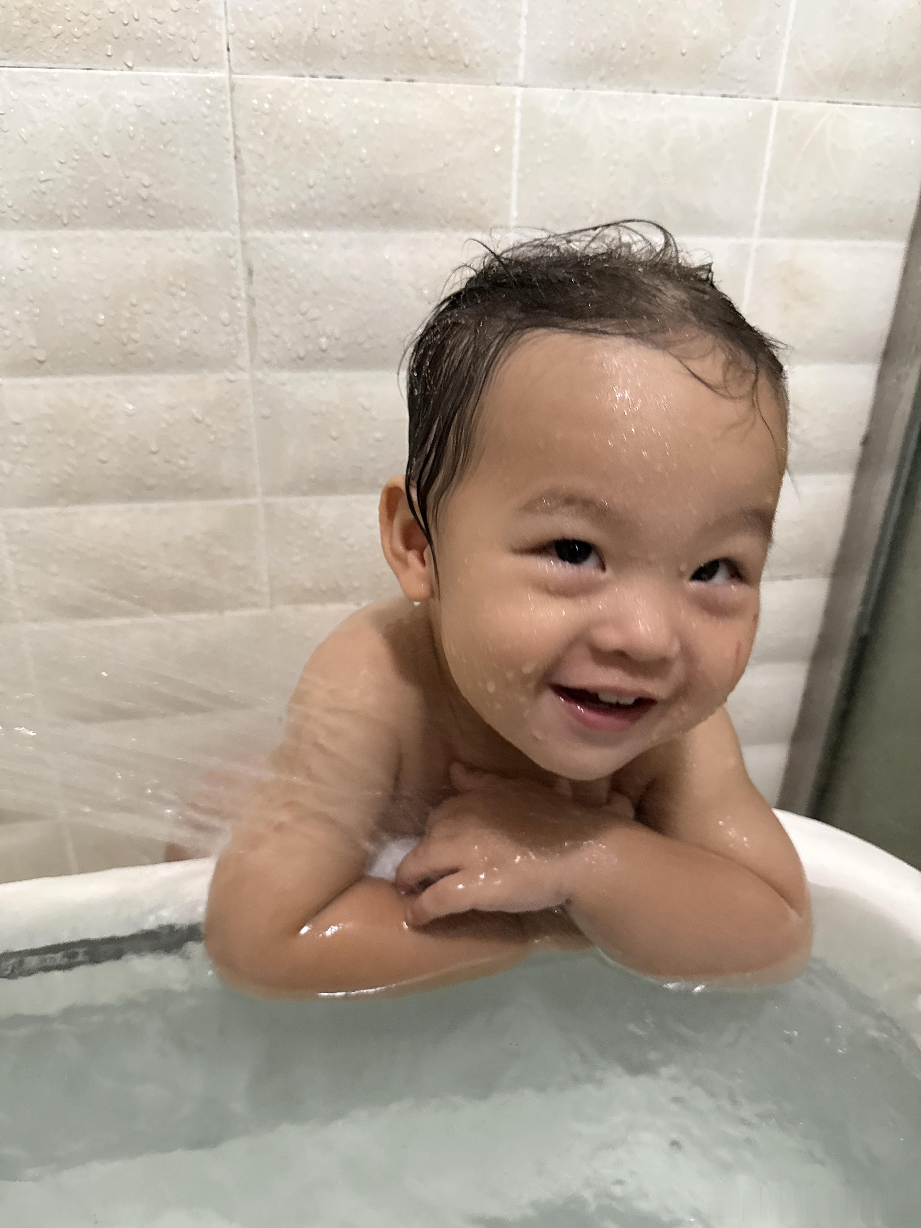 庆庆叫放水给弟弟泡个浴，可他自己跑角落里蹲着玩水不肯出来，所以只能拿花洒淋着他免