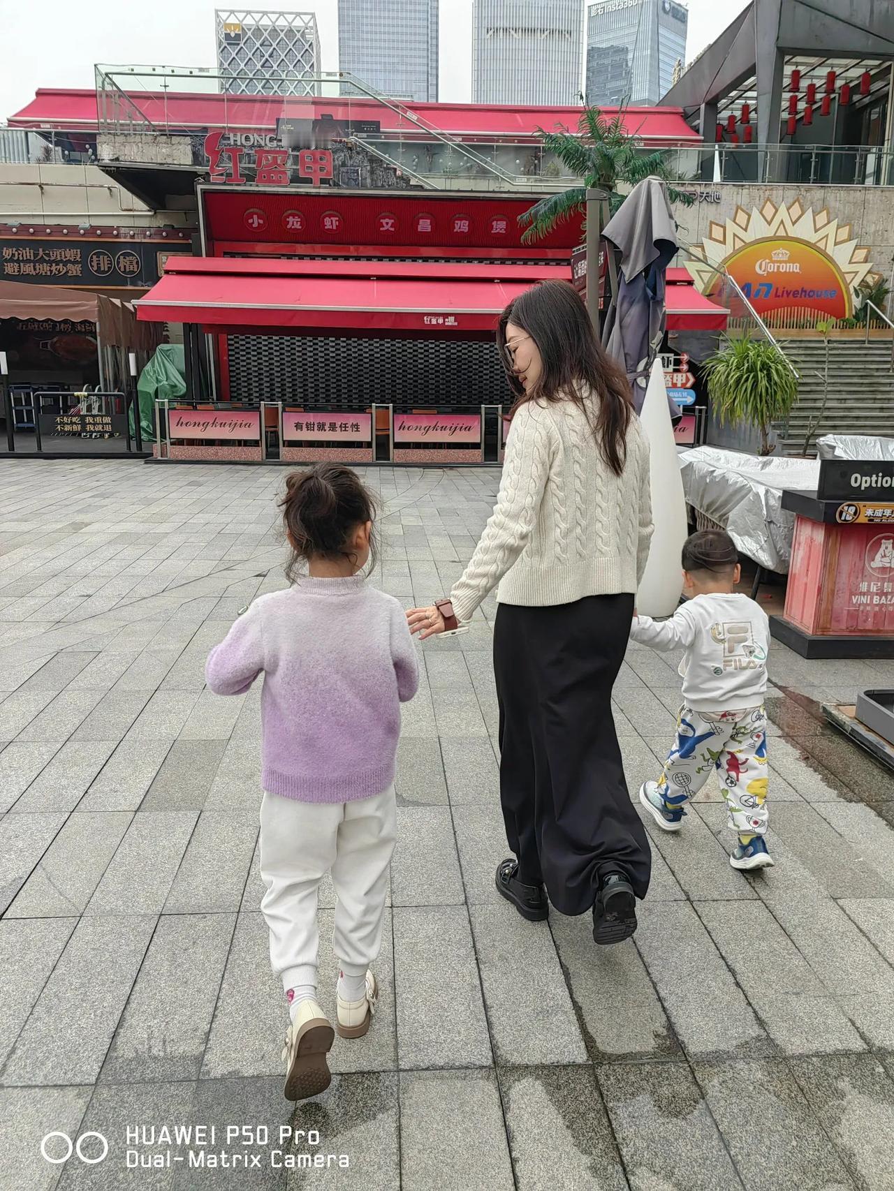 今天三八节，女儿带着两位妈妈和两个宝宝前来品尝新疆美食。吃完饭之后，又带着两位妈