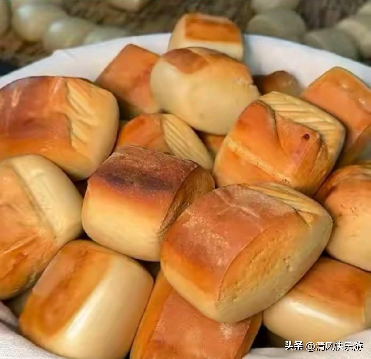 最近这个山东馒头火了，石磨面，老肥发酵，纯手工，大铁锅烧劈柴，都是麦香味，
纯手