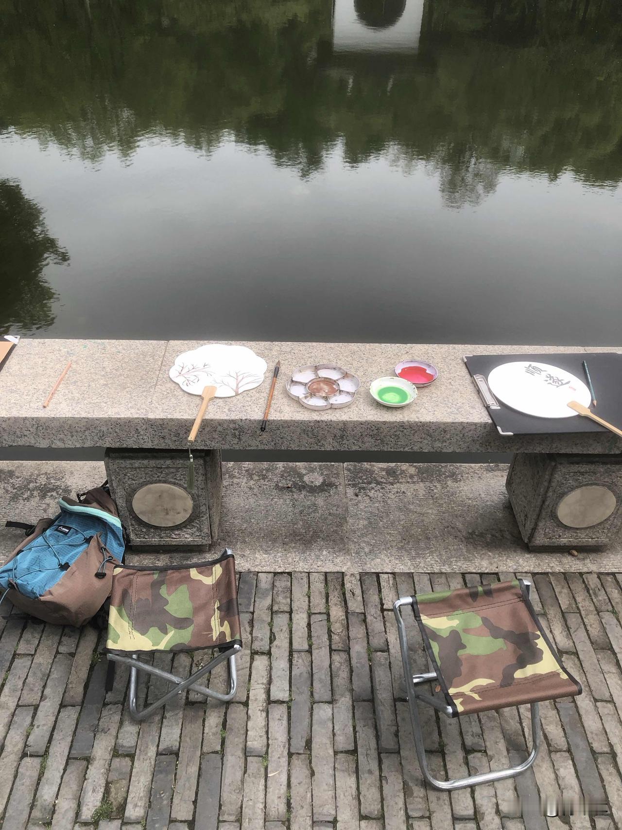 春日生活打卡季今天天气不错，带着孩子去公园里看风景，在湖边和一群小朋友一起写生，