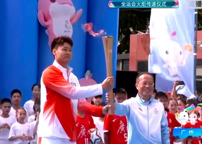 荣誉时刻！中国男篮队长赵睿在广州参与全运会火炬传递，这接棒过程仪式感满满[666