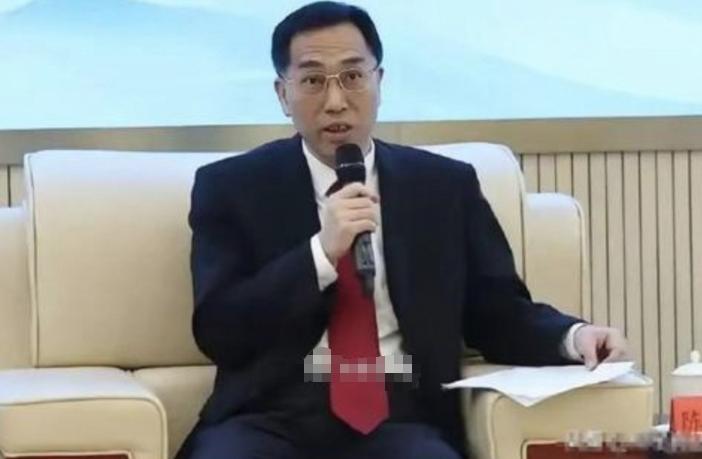 法学界陈枫有句话说得特别通透：“真正的大国教育，应该是母语立魂，国史立根，专业立