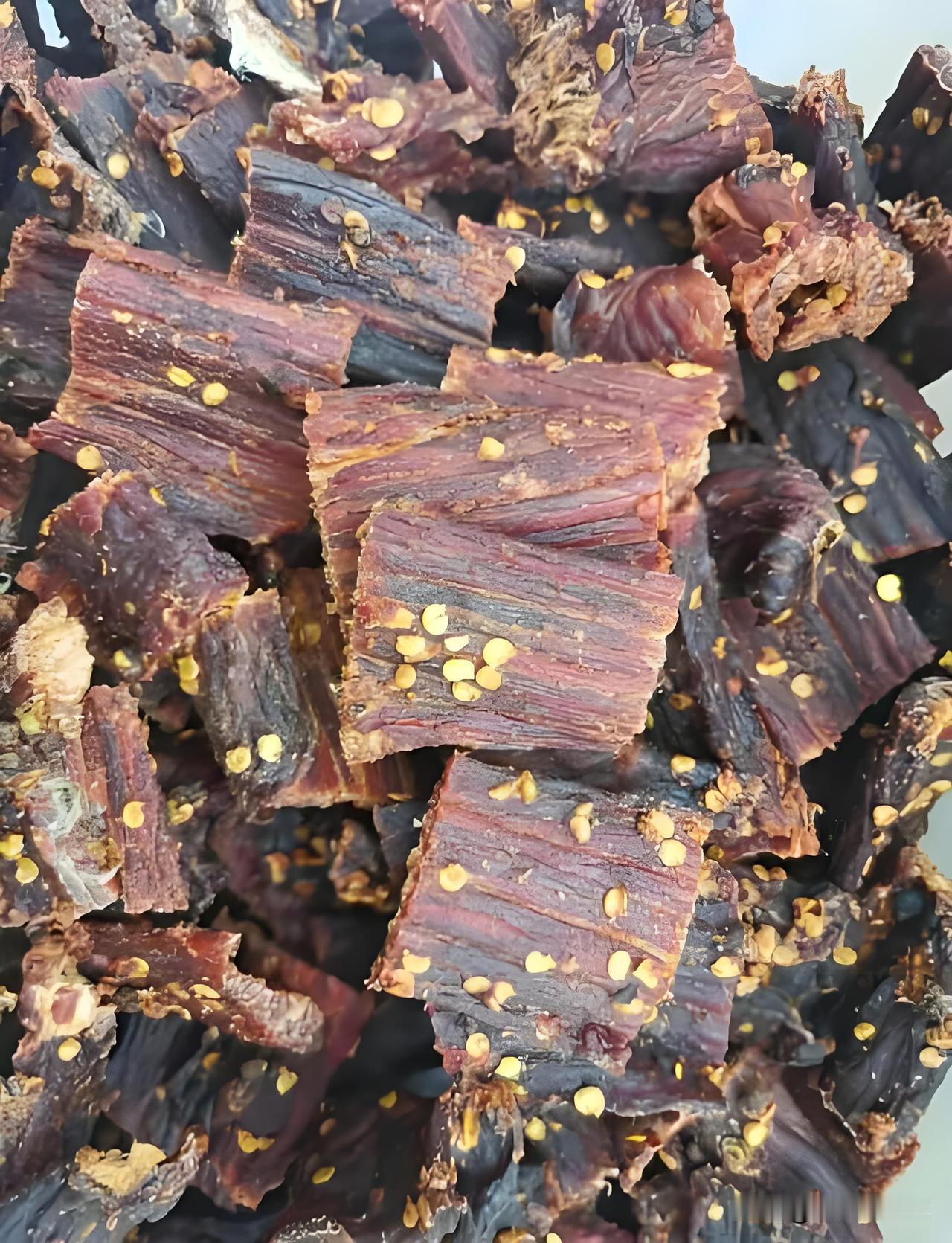 西藏物产丰富，有很多的特产值得购买。
1、‌牦牛肉制品，风干牦牛肉‌，牦牛肉干‌