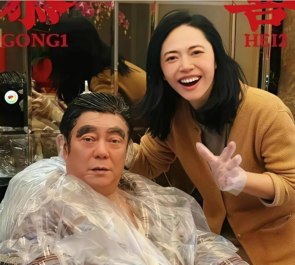 谁料下手没把控好，眉毛颜色过重，浓黑得格外显眼，网友看完纷纷调侃，姚爸爸这模样神