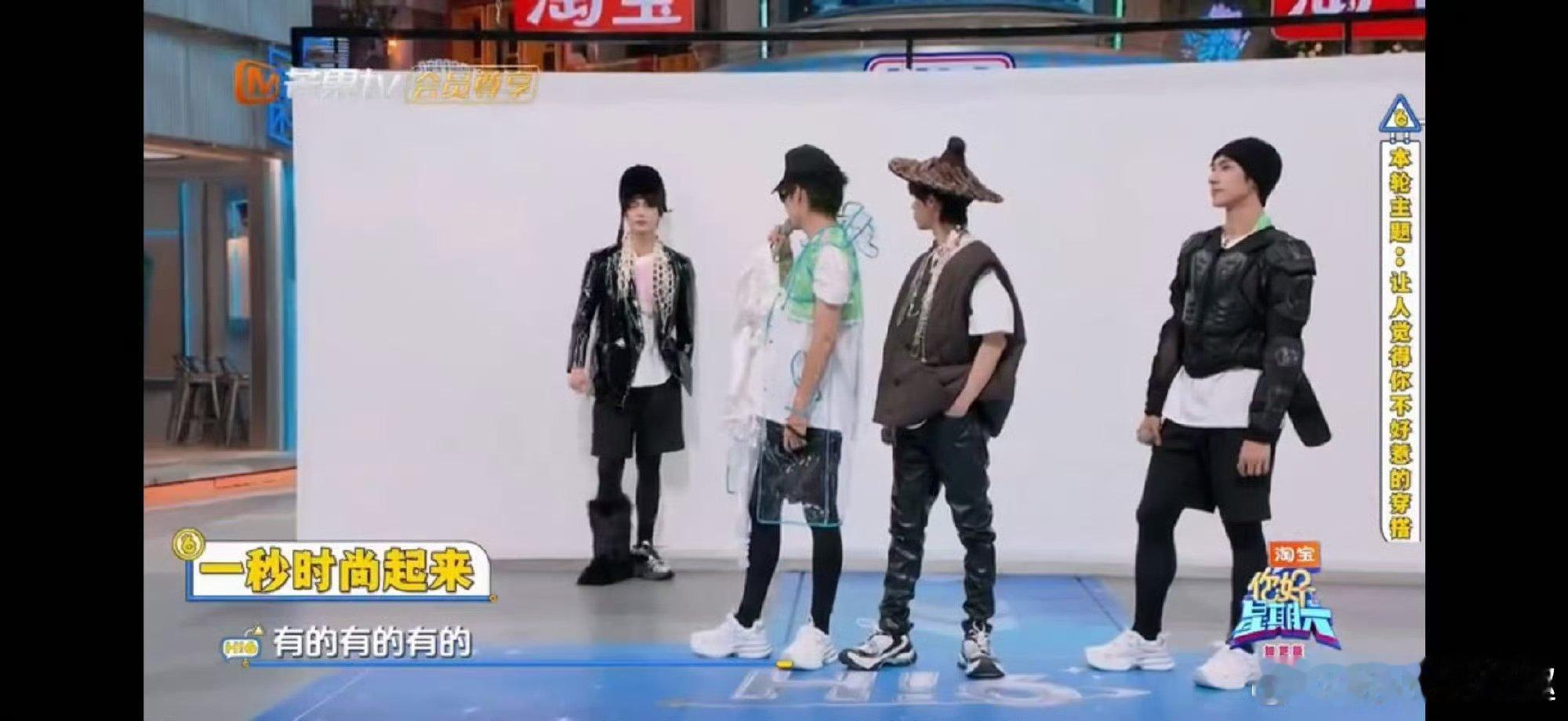 混搭界的天花板非他莫属！皮衣的硬朗中和珍珠的柔美，单只毛鞋增添设计感，建模脸一撑