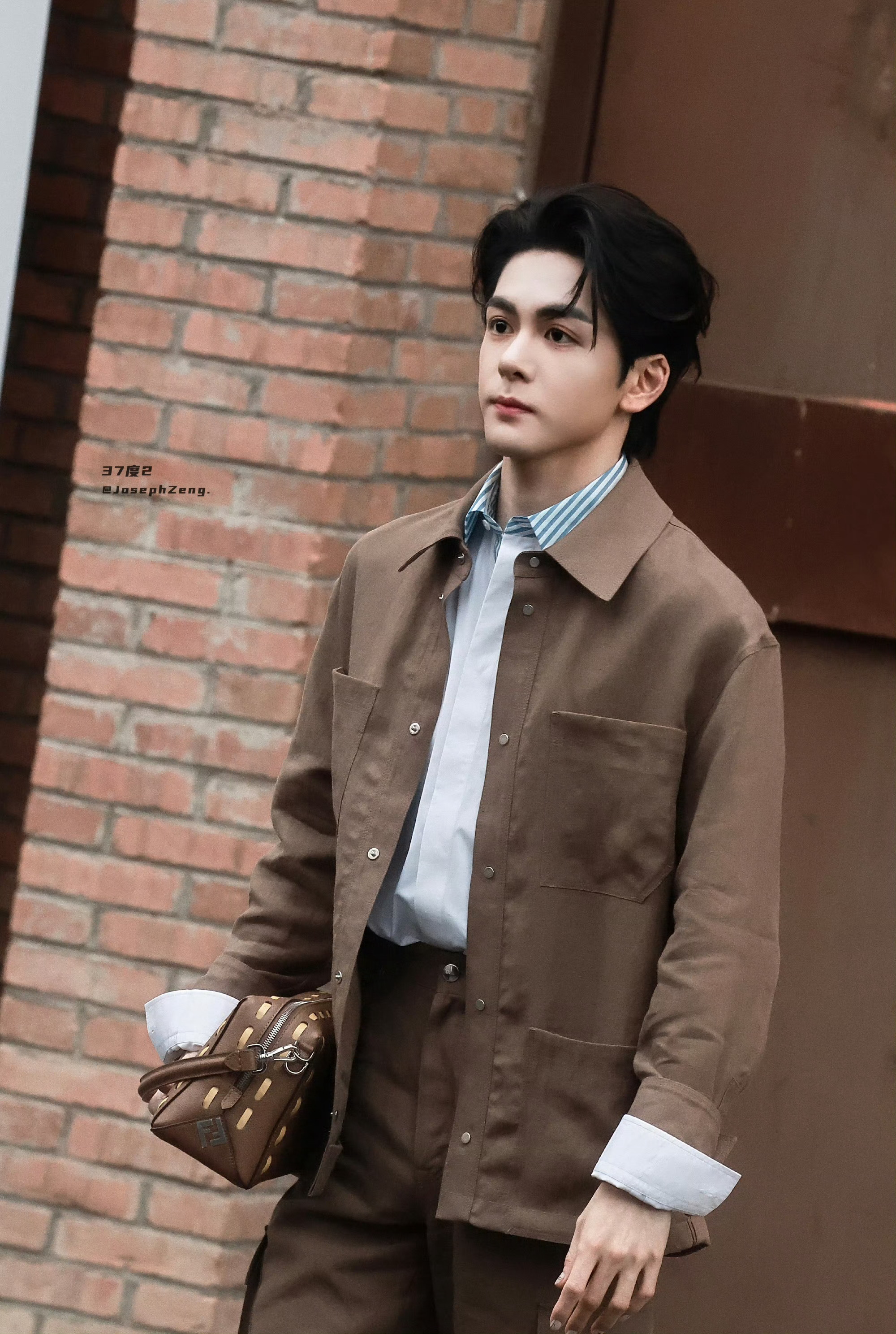 曾舜晞轻点帅曾舜晞周正的中式帅哥曾舜晞焦糖色工装利落沉稳，蓝白条纹添清爽。青砖黛