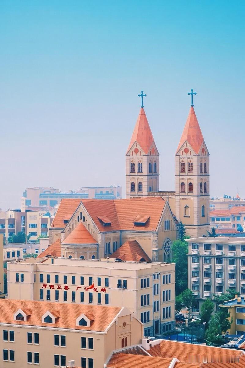 这还用问吗？
大连身处全国污染最重海域渤海湾。
由日本沙俄建埠，当军营仓库。
沿