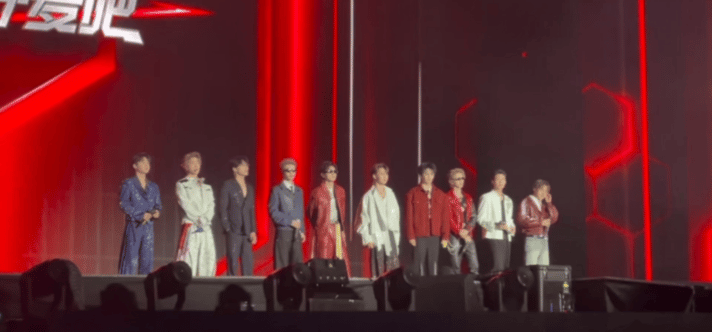 看到十个勤天要喊什么 十个勤天惊喜亮相福州开唱，专属应援声整齐有力，十个勤天做大