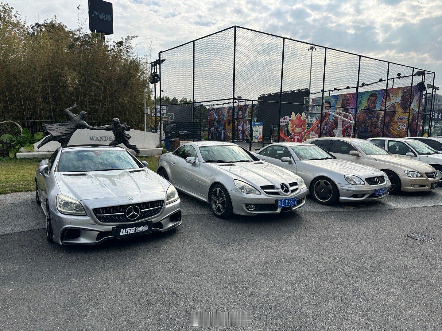 三代SLK同堂这个画面也挺难得的，小时候觉得初代样子比较笨，没什么现代感，现在反