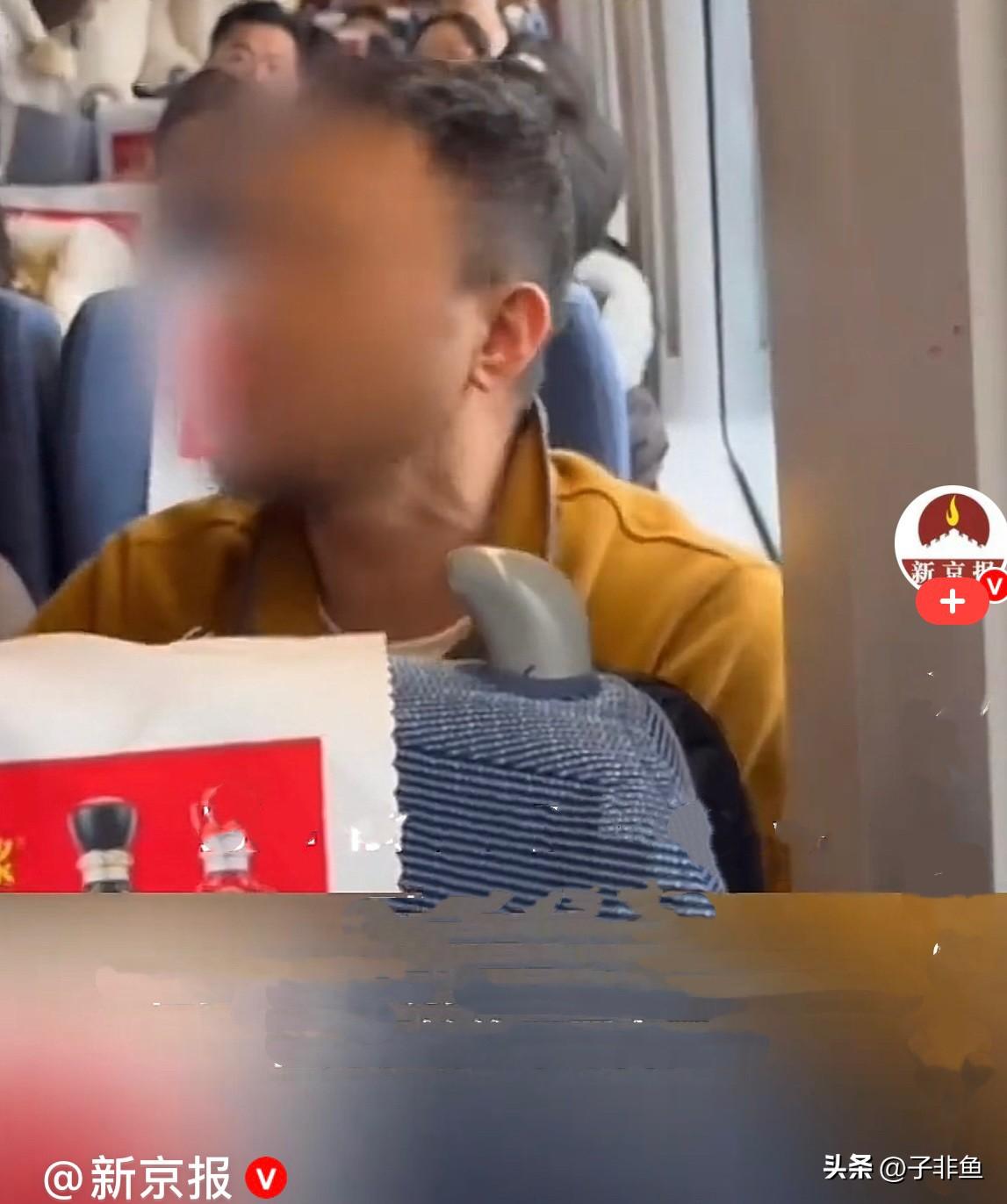 近日，一高铁静音车厢里，一男子手机外放的声很大，引来其他乘客的不满……
    