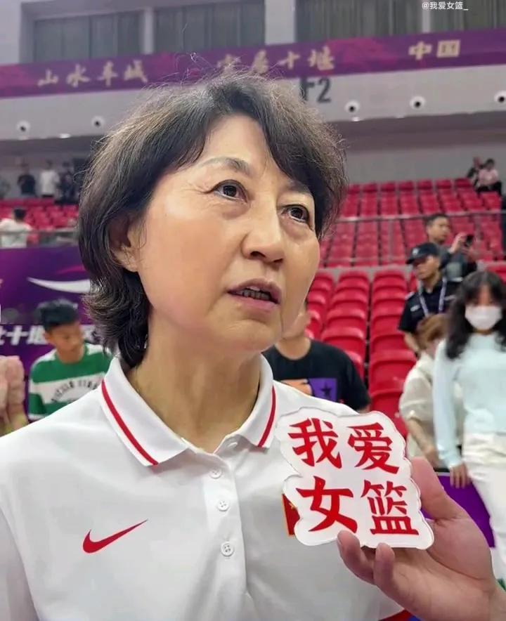 U19女篮还得练啊！
昨晚看了一会儿U19女篮比赛，对手是加拿大，早早早的就让人