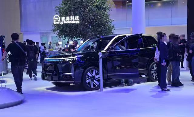 限时25.98万，吉利银河M9黑金智曜版亮相北京车展
北京车展上，银河M9推了一