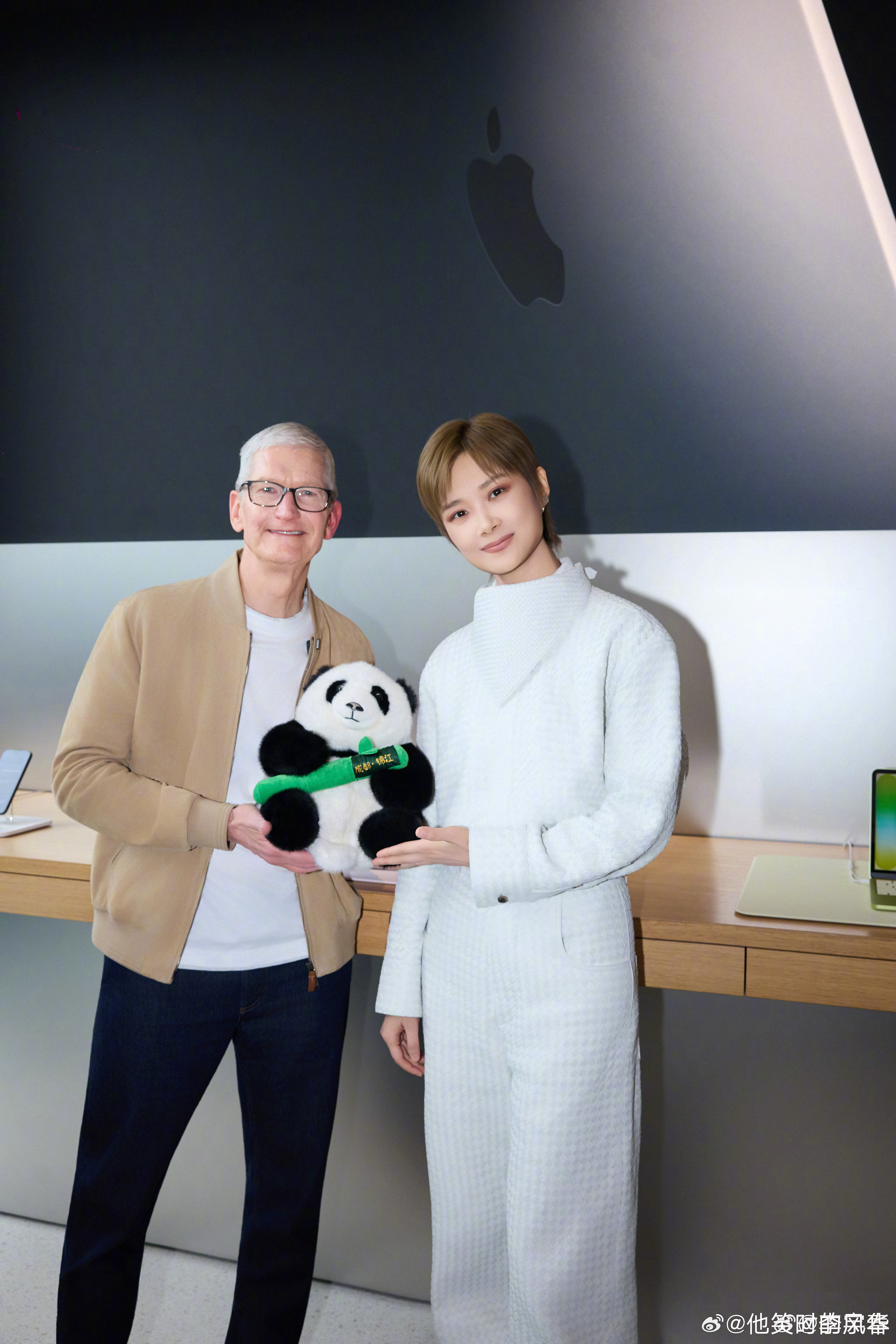 库克感谢艺术家李宇春 李宇春用实力诠释了什么是顶级舞台魅力🎶，库克对她赞不绝口