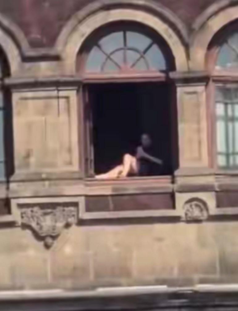 墨西哥总统府女官员在窗户上晒日光浴，视频遭全网疯传，这总统府有点拉胯啊！
上次看