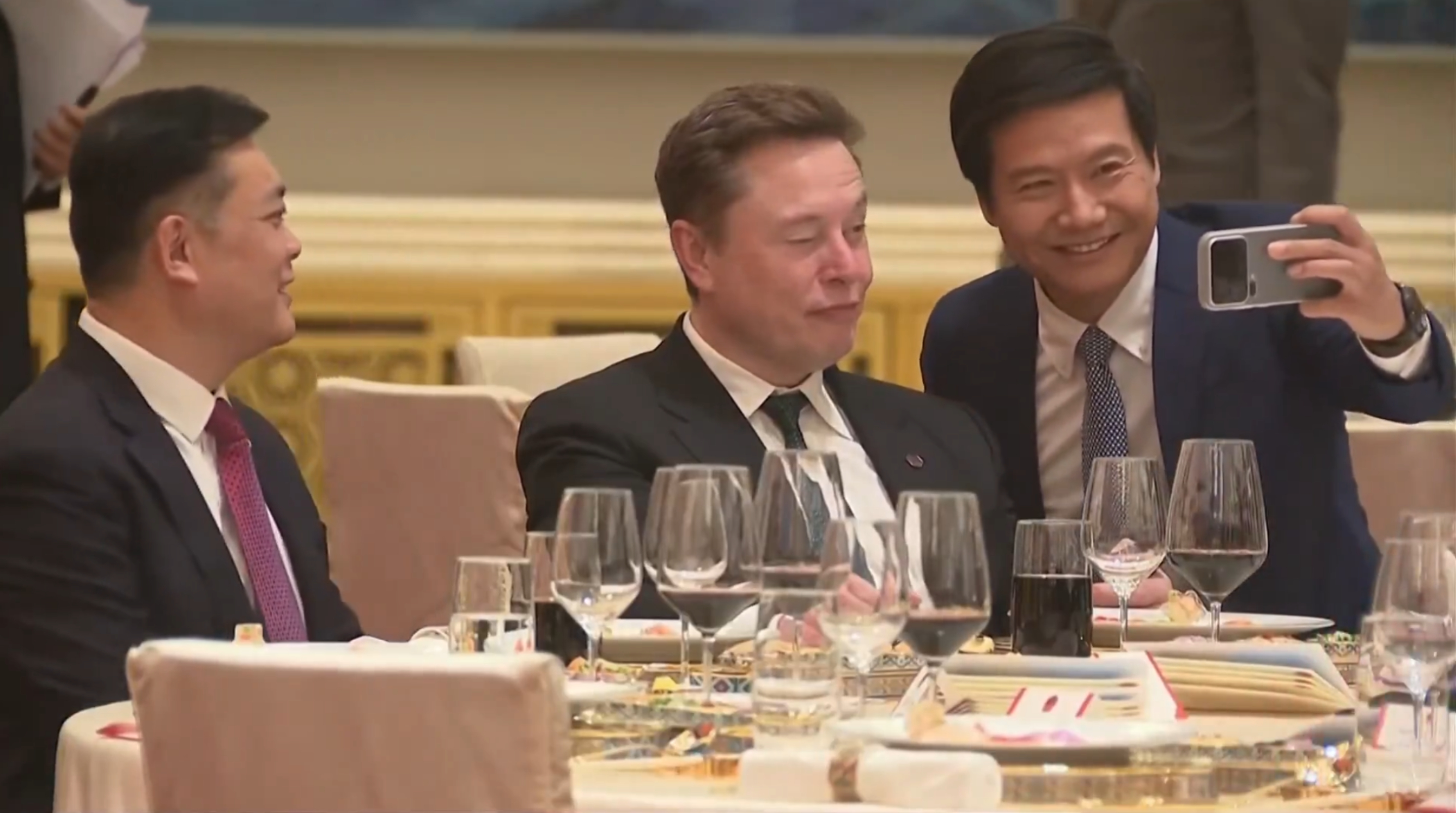 特朗普访华欢迎宴会 马斯克是来搞怪的吗？军也追星