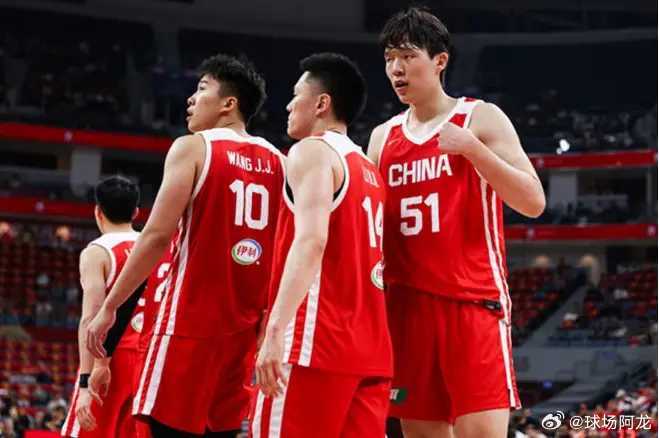 FIBA国际篮联官宣最新一期男篮世界排名，中国男篮下滑四位跌至世界第30名，在亚