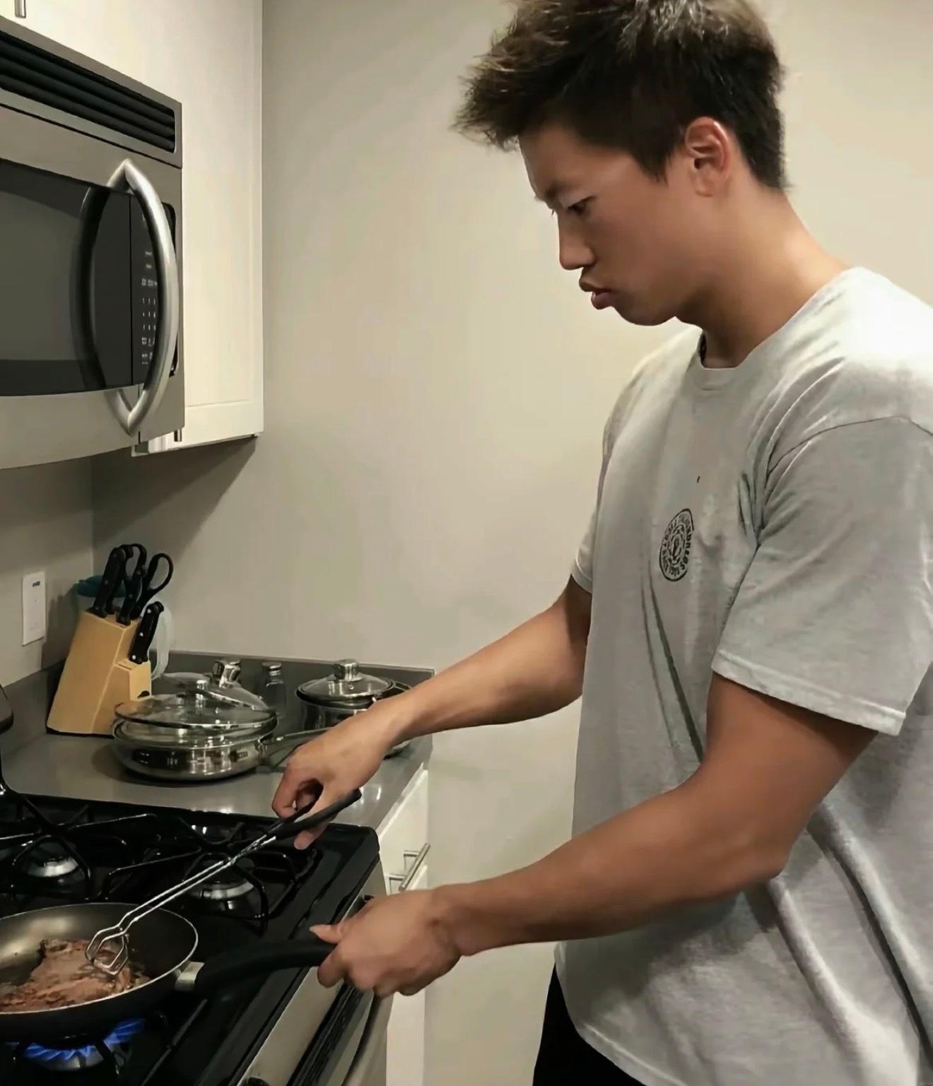 小厨娘进化中，越来越人妻，我的妈咪给我做饭。。。 