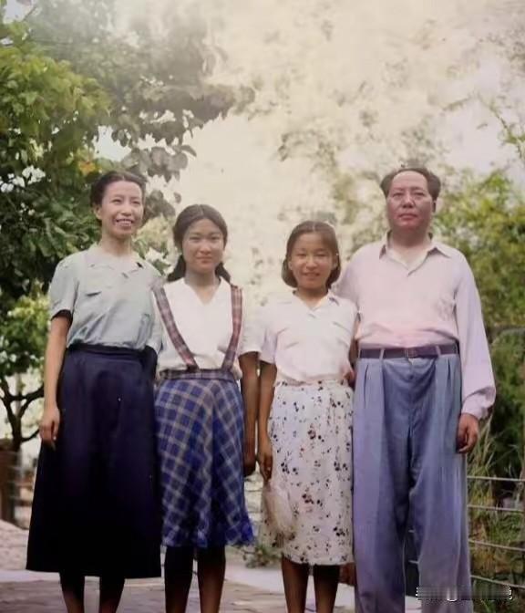 一名出色的父亲和两名乖巧的孩子，在公园里留下了这张珍贵的合影，也得以让我们一睹这