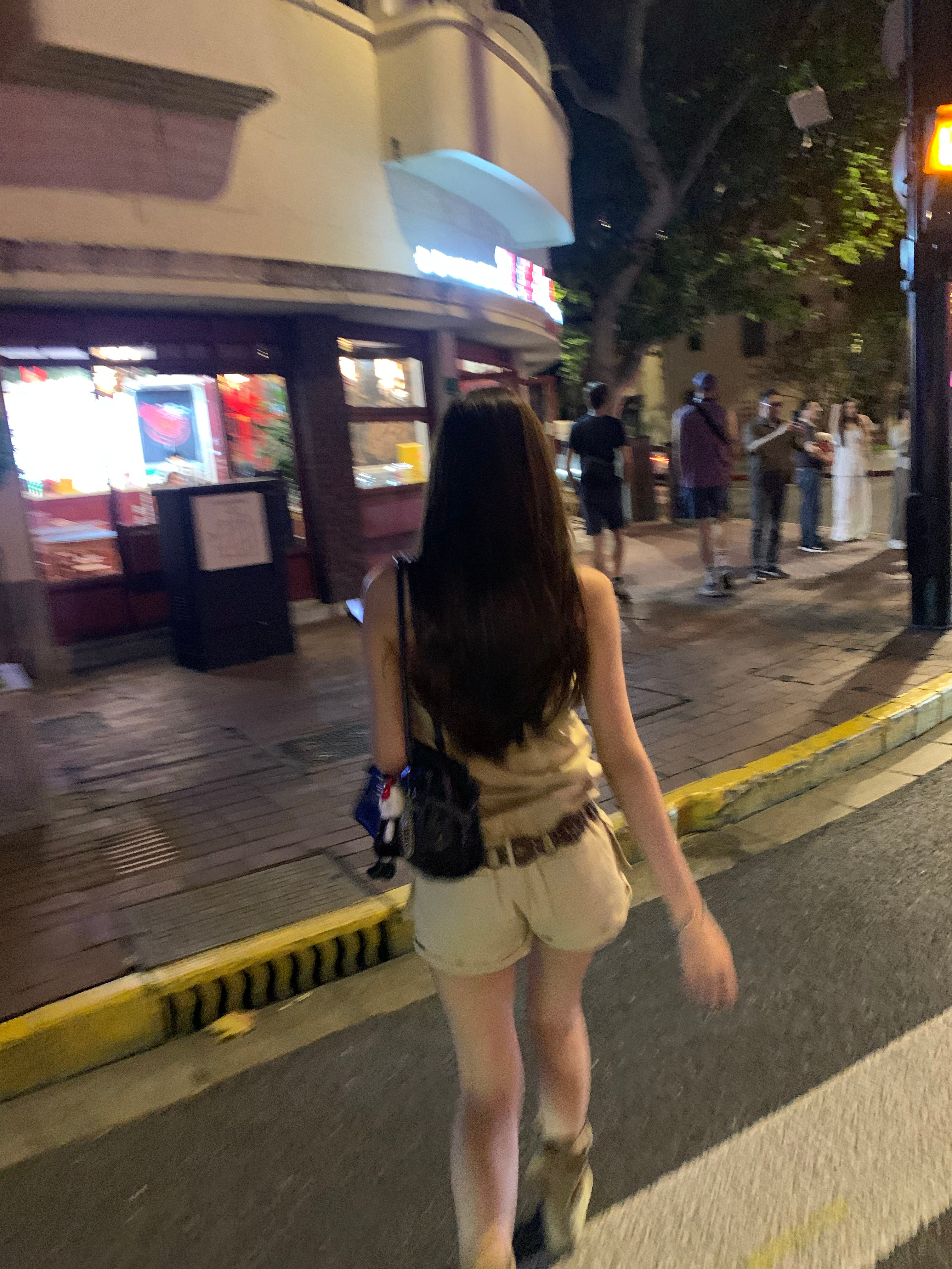 让我朋友在后面拍我那种自然的抓拍给我拍出尾随了 兄弟 ​​​