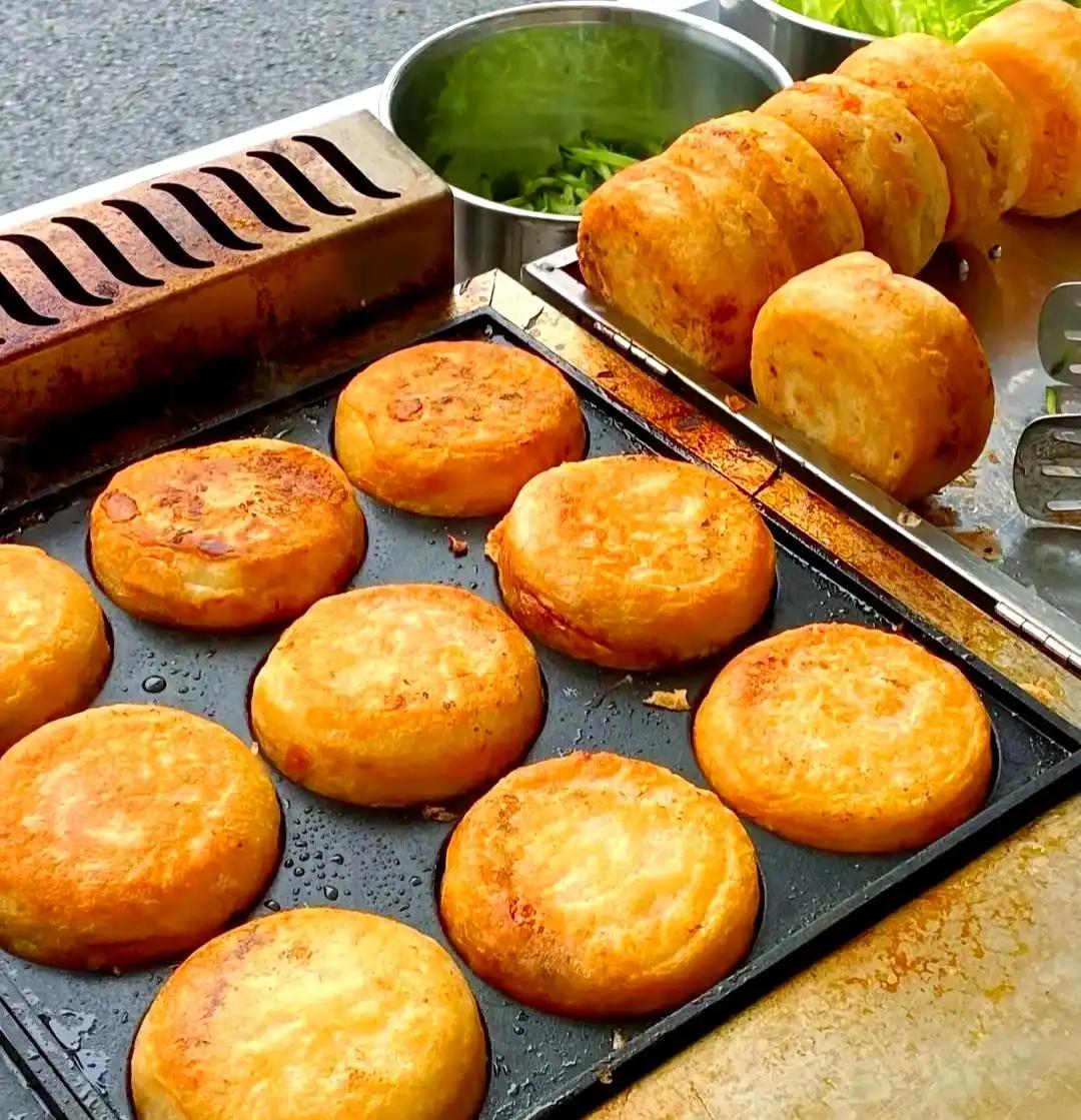 程序员辞职摆摊卖肉蛋堡，意外收获火爆生意

在北京这座快节奏的一线城市，一名深耕