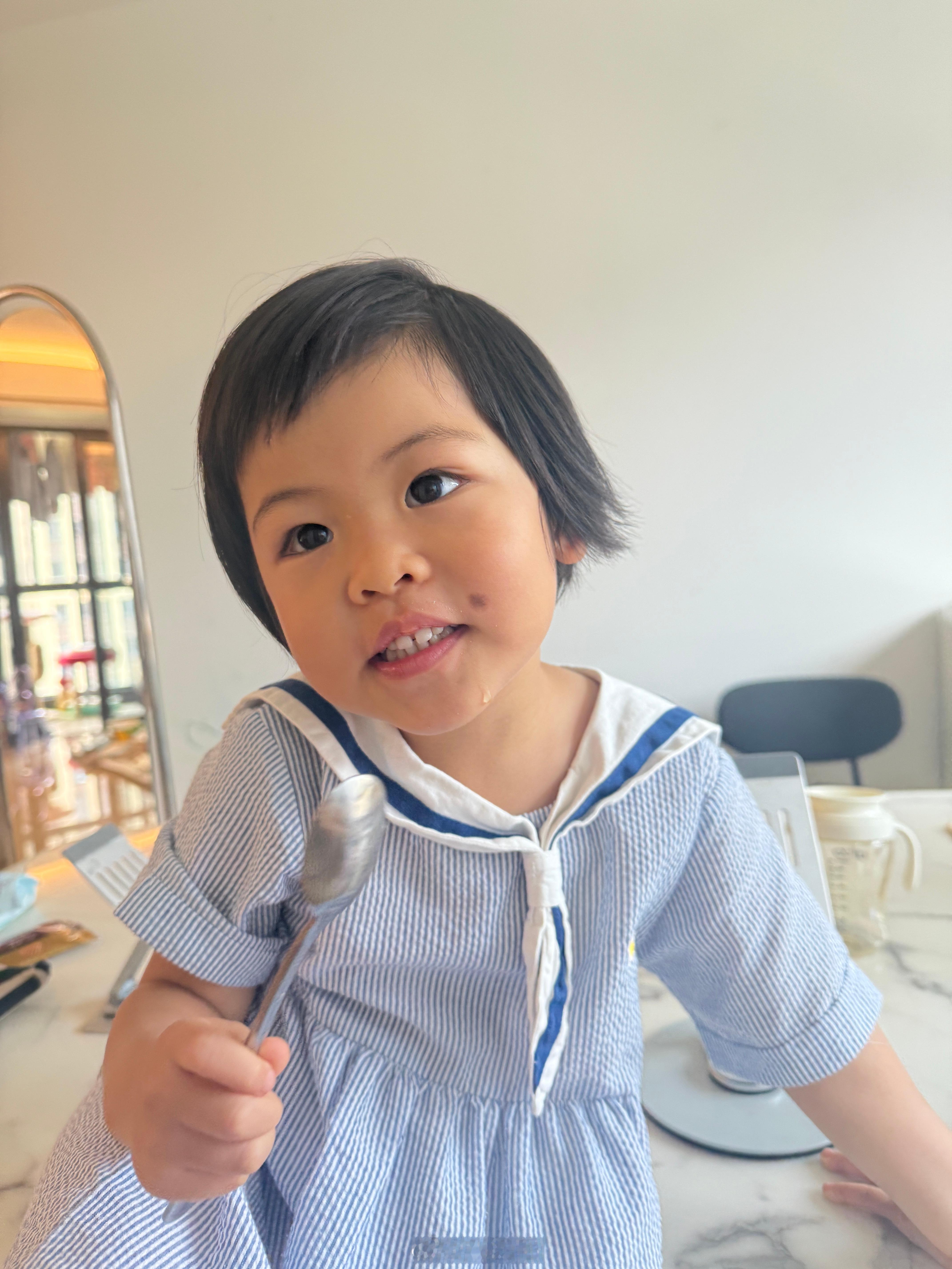 旅蛙早上带球球出去溜了一圈回来就扎进了厕所球宝举着威化说要吃这个，我说要问爸爸哦