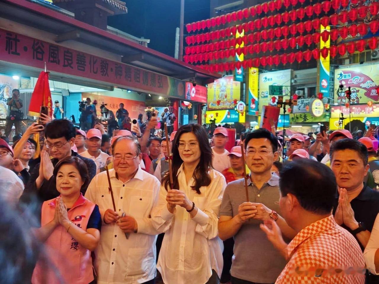 国民党主席郑丽文今（18日）凌晨在脸书发文表示，今晚，我和60万信众一同来到大甲